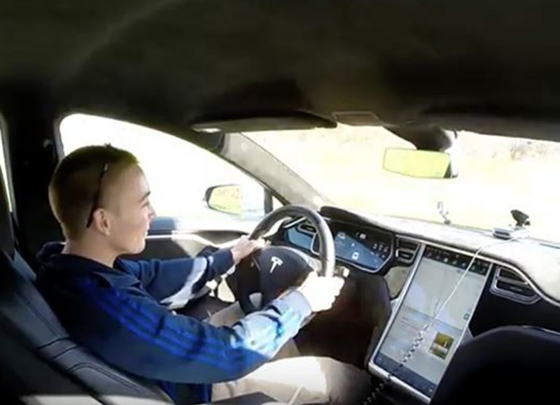 Όταν αφήνεις την Tesla σου στο γιο σου (VIDEO)