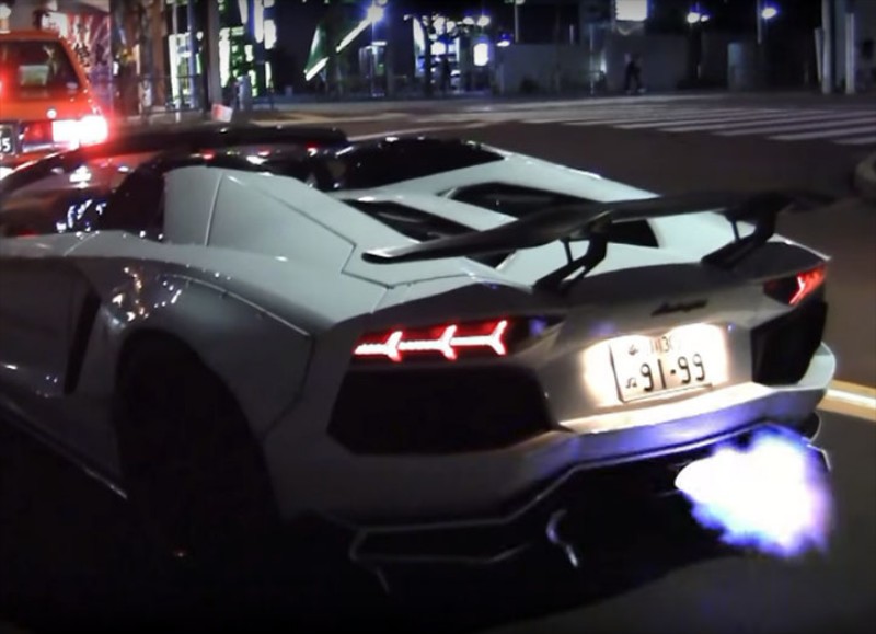 Μια Lamborghini Aventador… φλογοβόλο (video)