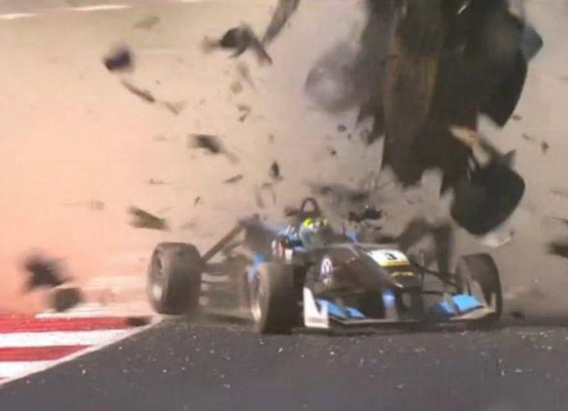 Τρομακτικό τρακάρισμα στη Formula 3 (video)