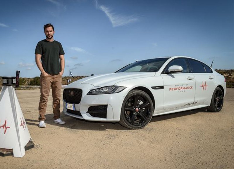 Ένας X-Man οδηγεί την 4κίνητη Jaguar XF (video)