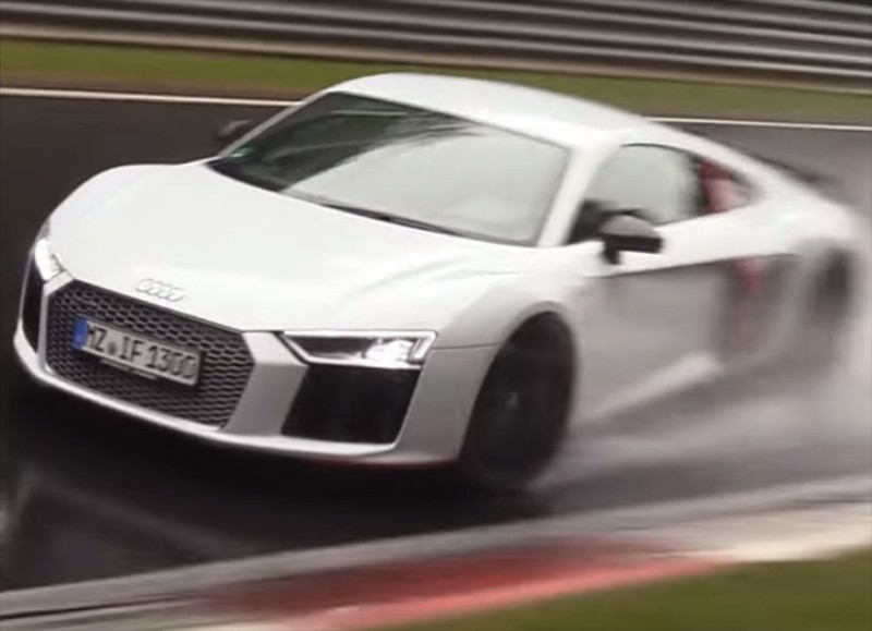 Audi R8 φεύγει με χίλια στο βροχερό ring (video)