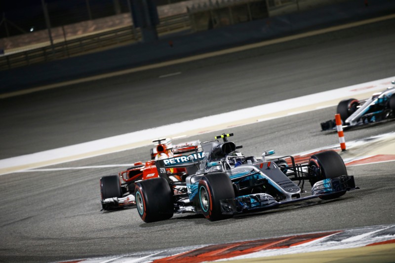 F1: Η Ferrari πιέζει την Mercedes και αυτή κάνει λάθη