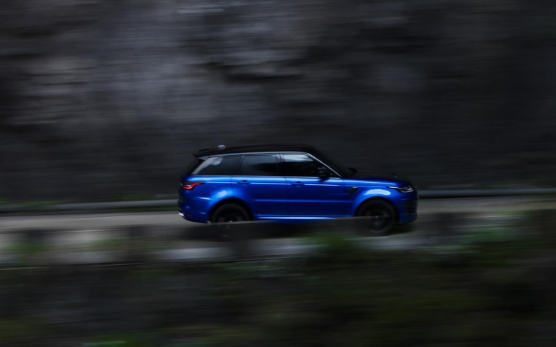 Μπορεί ένα SUV να είναι πιο γρήγορο από μια Ferrari; (vid)