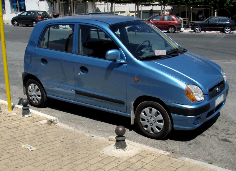 Σχεδόν ένας στους δύο οδηγούς σταθμεύει παράνομα