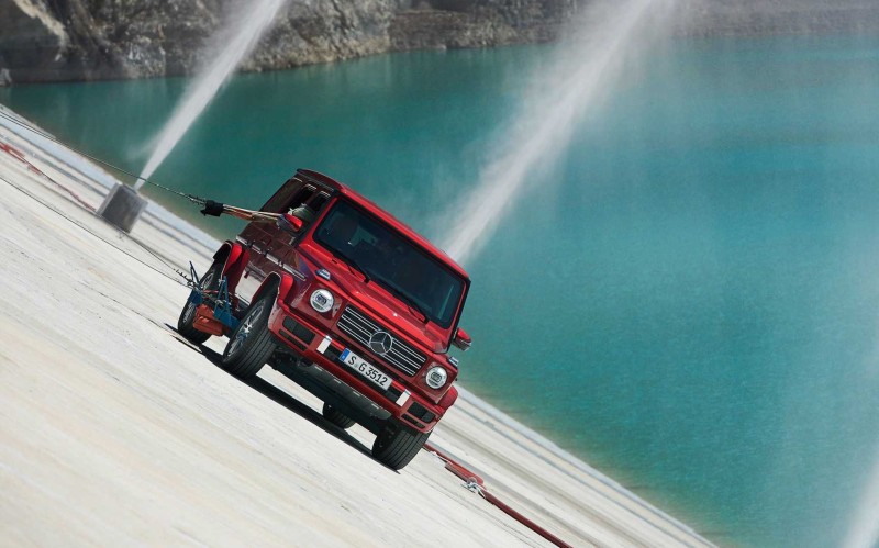 Μια G-Class δοκιμάζει τις δυνατότητές της (video)