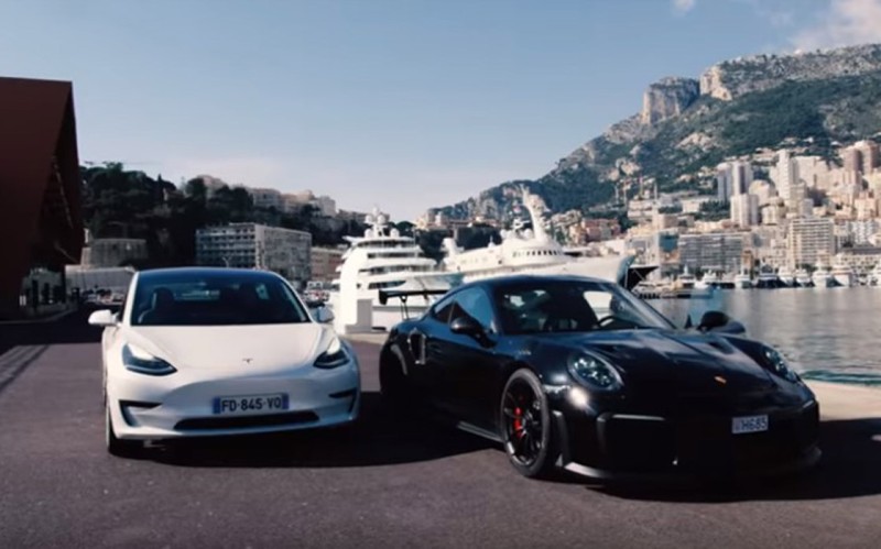 Ποιος θα κερδίσει; Η 911 GT2 RS ή το Tesla Model 3; (vid)