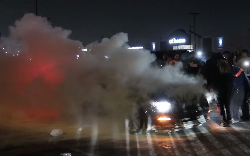 Mustang GT τυλίγεται στις φλόγες μετά από «ξέφρενα» donuts (vid)