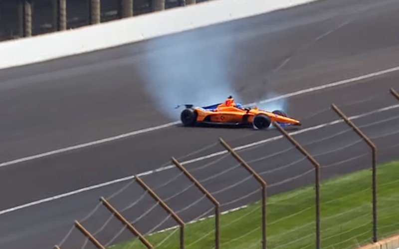 O Fernando Alonso πέφτει πάνω στον τοίχο με πολλά χιλιόμετρα (vid)