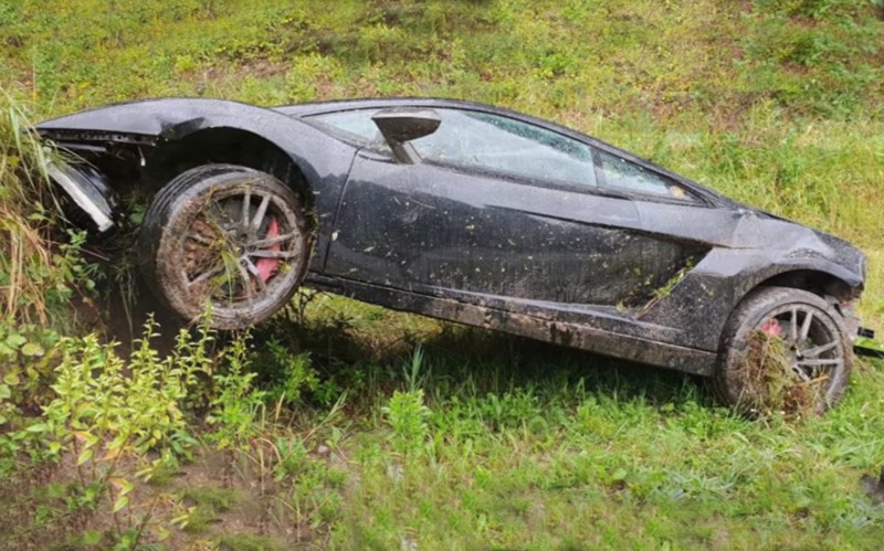 Επισκευάζει μια κατεστραμμένη Lamborghini on camera (video part 1)