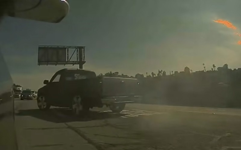 Αστραπιαίος ελιγμός ενός Tesla αποτρέπει σύγκρουση (video)