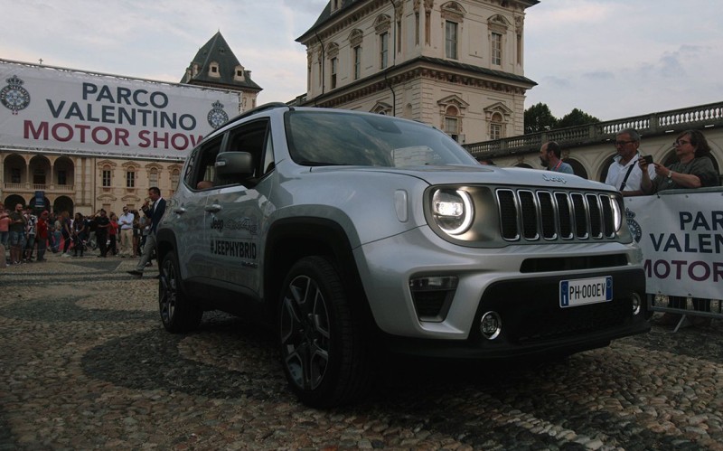 Στο κέντρο του Τορίνο το υβριδικό Jeep Renegade (vid)