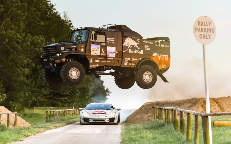 Lamborghini εναντίον φορτηγού Kamaz για μια θέση στάθμευσης! (vid)