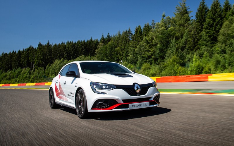 Renault Megane R.S Trophy- R: “Ισοπεδώνει” κάθε ρεκόρ