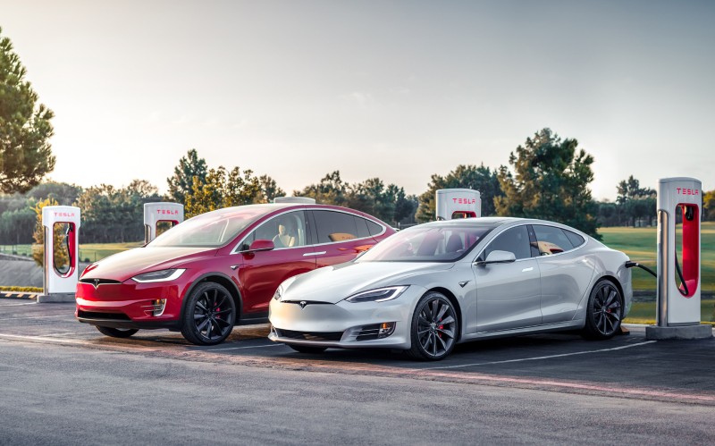 Netflix και Youtube σε πραγματικό χρόνο στα Tesla!