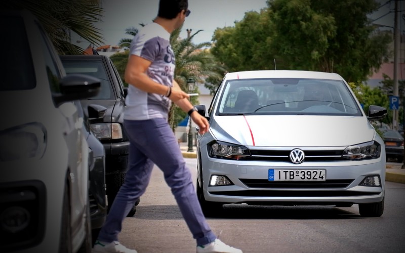 Το Polo κοιτάει μπροστά. Και φρενάρει όταν χρειαστεί!
