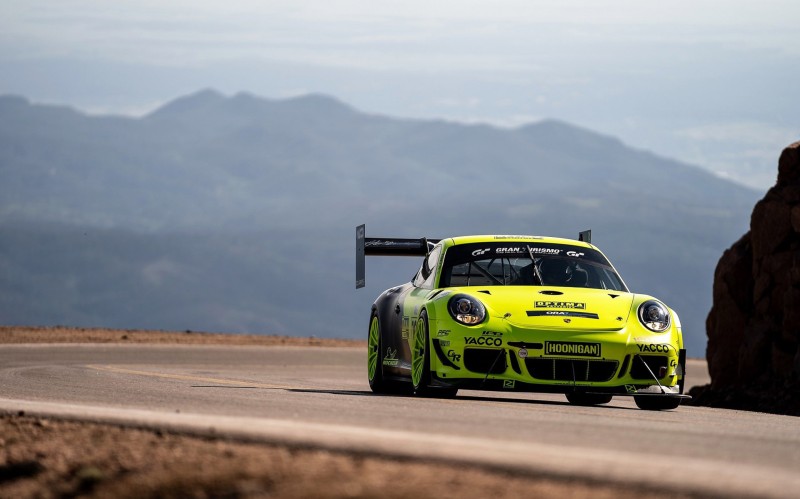 Πώς είναι να τρέχεις στο Pikes Peak με μια Porsche 900 ίππων; (video)