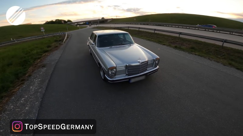 Μια κλασσική Mercedes 280E τελικιάζει στην autobahn. Πόσα έπιασε; (video)