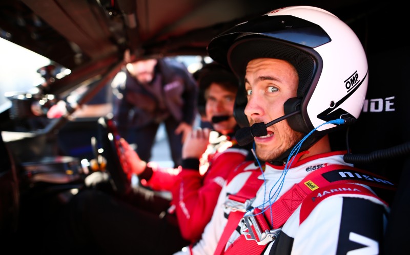Εξιταρισμένος ο Αζάρ στο τιμόνι του Nissan Leaf Nismo RC (video)