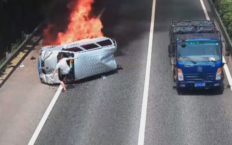 Ήρωας οδηγός σώζει τρεις ανθρώπινες ζωές! (video)