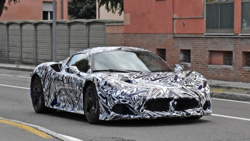 Στη Modena με στολή παραλλαγής η Maserati MC20