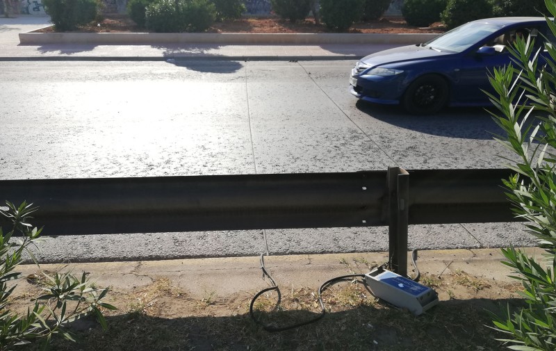 Τι είναι το μπλε κουτί με τα δύο μαύρα καλώδια στο δρόμο;