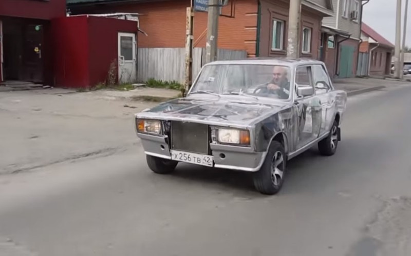 Κάποιος έγδυσε ένα Lada (video)