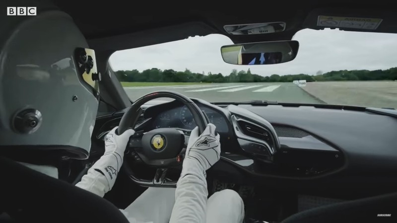 Δείτε τον Stig να σπάει το ρεκόρ στην πίστα του Top Gear (video)
