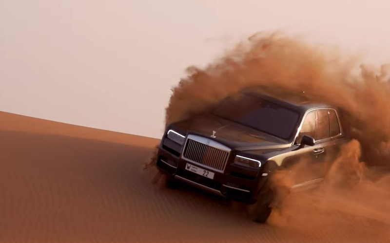 Μια Cullinan αλωνίζει τους αμμόλοφους του Dubai (video)