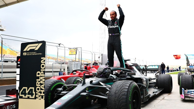 Ο Hamilton υπέγραψε μονοετές συμβόλαιο με την Mercedes