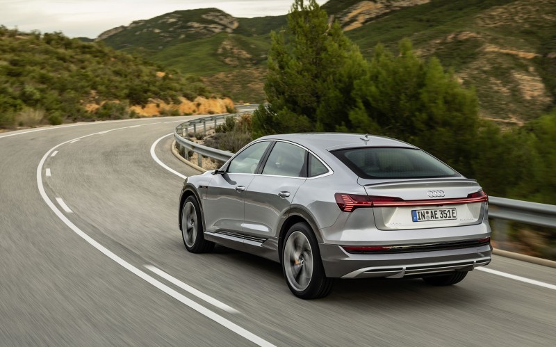 Πιο γρήγορη η φόρτιση για το Audi e-tron