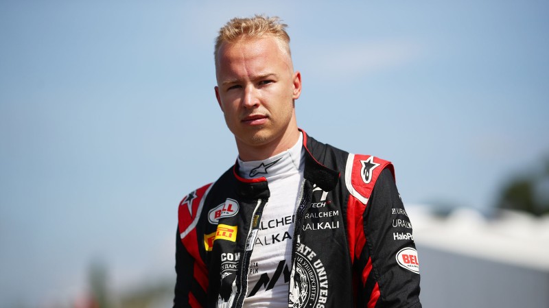 Ανερχόμενος πιλότος της F1 κάνει απρεπή χειρονομία στα social media και καταδικάζεται από την ομάδα του