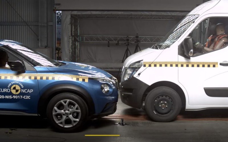 Video: Τι θα γίνει αν τρακάρουν ένα μικρό SUV και ένα ελαφρύ φορτηγό με 50 km/h;