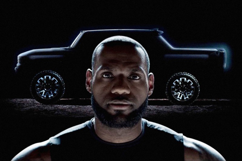 O LeBron James αποκαλύπτει το νέο Hummer EV! (video)