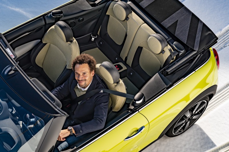 Τέλος το δερμάτινο σαλόνι για τη MINI!