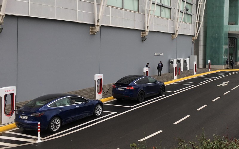Οι πρώτοι ταχυφορτιστές της Tesla στην Ελλάδα – Πόσο είναι το κόστος φόρτισης