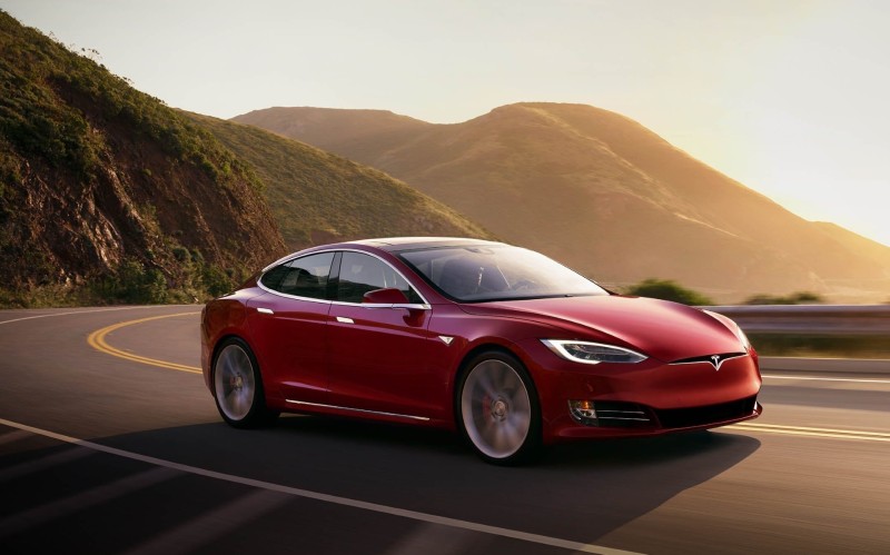 Έβαλε το Tesla στον αυτόματο, έκατσε πίσω και του πέρασαν… χειροπέδες