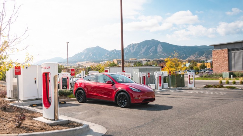 Ανοίγουν για όλους οι φορτιστές της Tesla