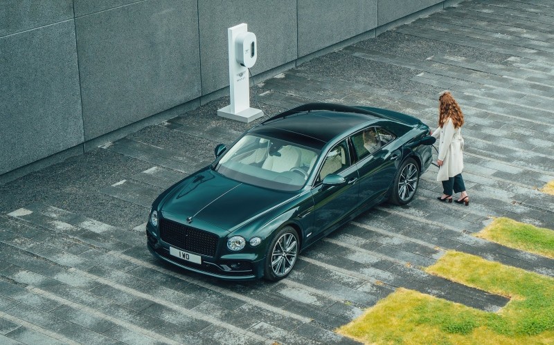 Μια Bentley Flying Spur διέσχισε την Ισλανδία καίγοντας… άχυρο!