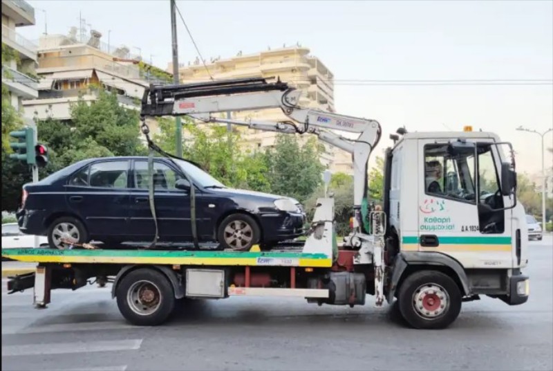 Ο Δήμος Αθηναίων μάζεψε 3.862 εγκαταλελειμμένα αυτοκίνητα