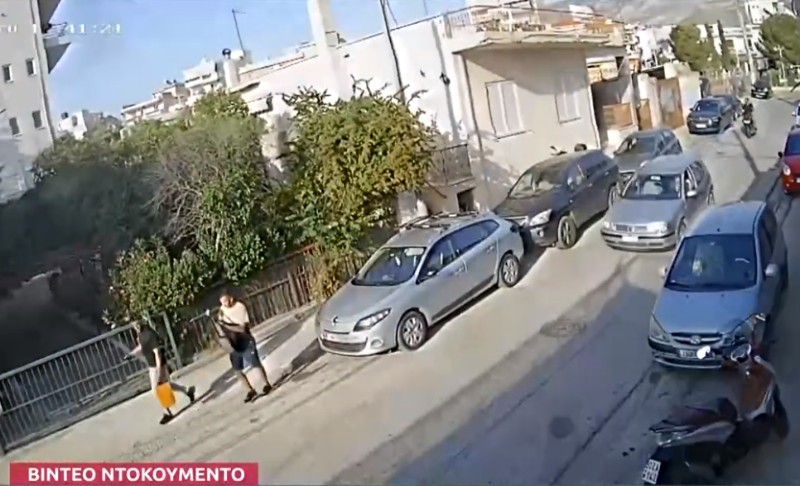 Αττική: Συμμορία σπάει τζάμια και κλέβει αυτοκίνητα - Δείτε το video