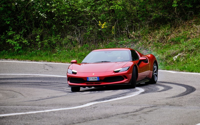 Video – Δοκιμή: Οδηγούμε τη Ferrari 296 GTB των 830 ίππων