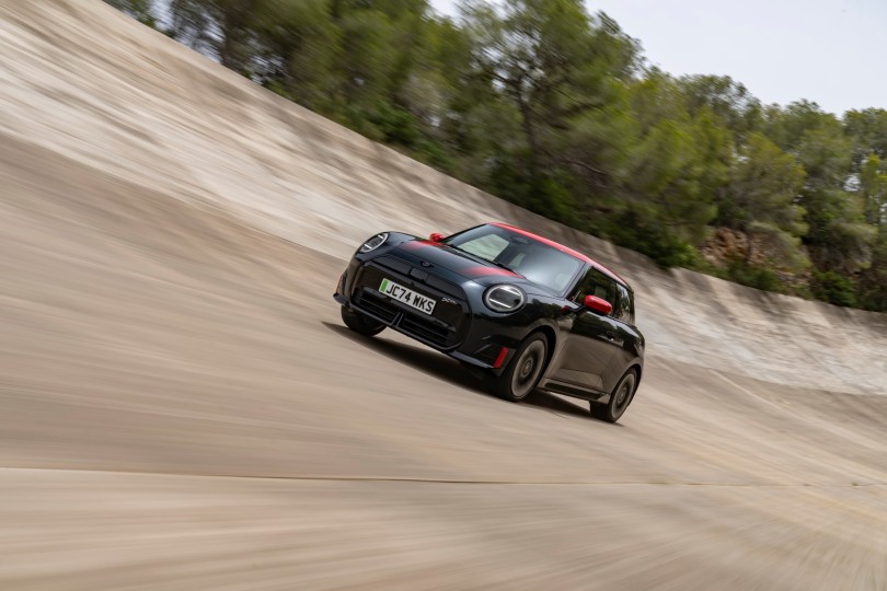 3-mini-jcw-e-john-cooper-works-e-pista-bank