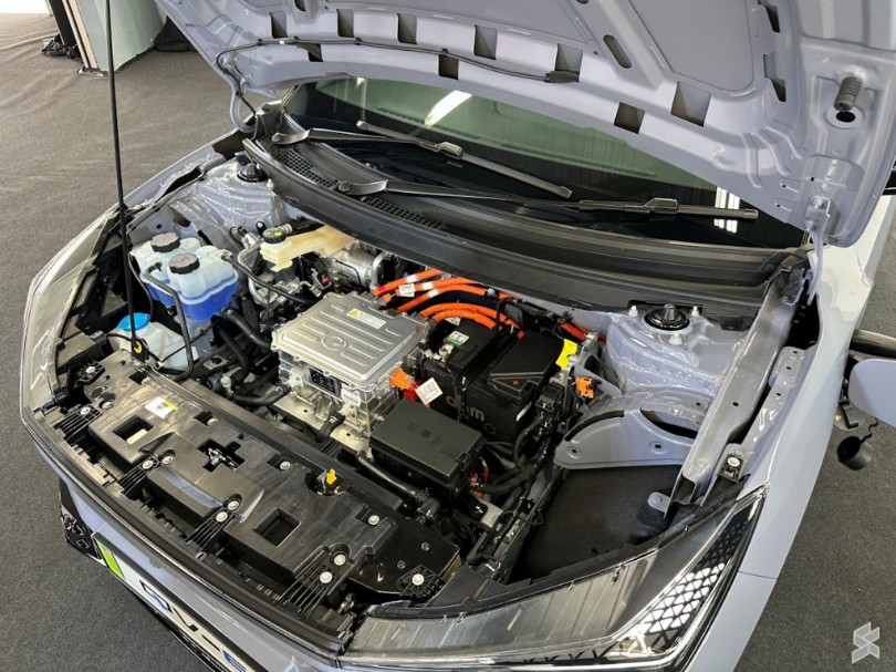 5-malaisia-perodua-qv-e