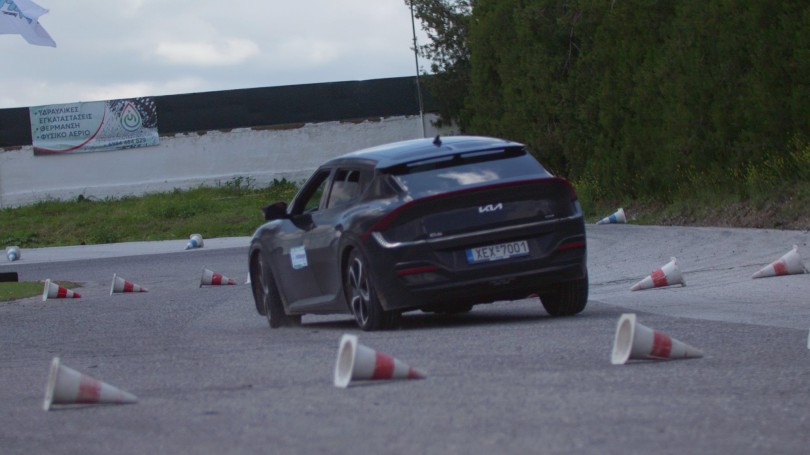 6-4i-panelladiki-sinantisi-ilektrokinisis-kia-ev6-car-parkour