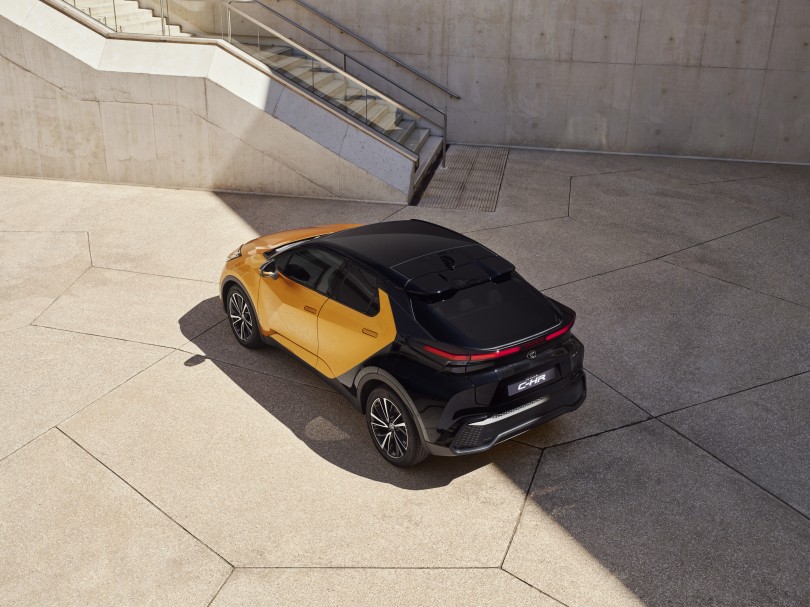 Toyota-C-HR-2023-13