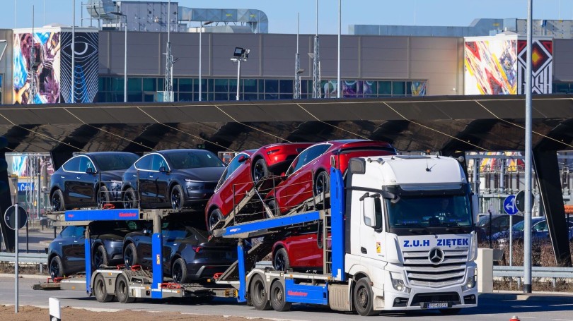tesla-model-y-modely-ntalika-traktoras-aftokinitamaxa