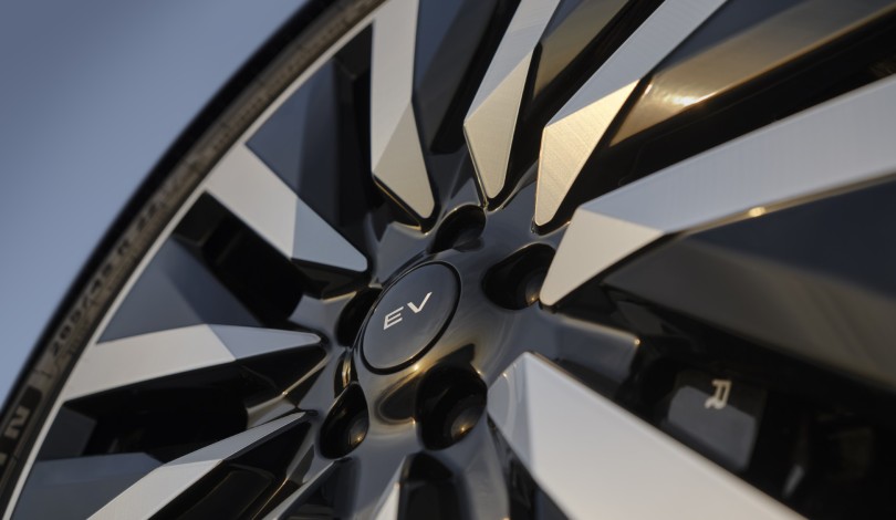 9-range-rover-electric-parousiasi-2026-zanta-troxos