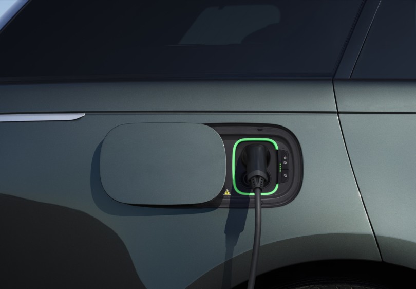 4-range-rover-electric-parousiasi-2026-thyra-fortisis-kalodio-kalwdio