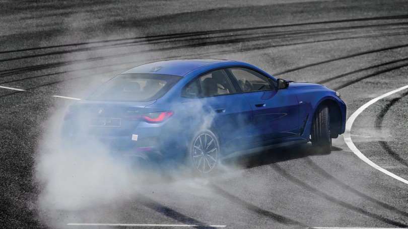 BMW-i4-ilektriko-drift
