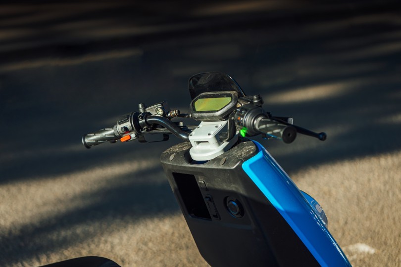 motosikleta-mixanaki-scooter-kathreftes